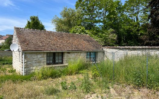 Petite maison sur un beau terrain constructible